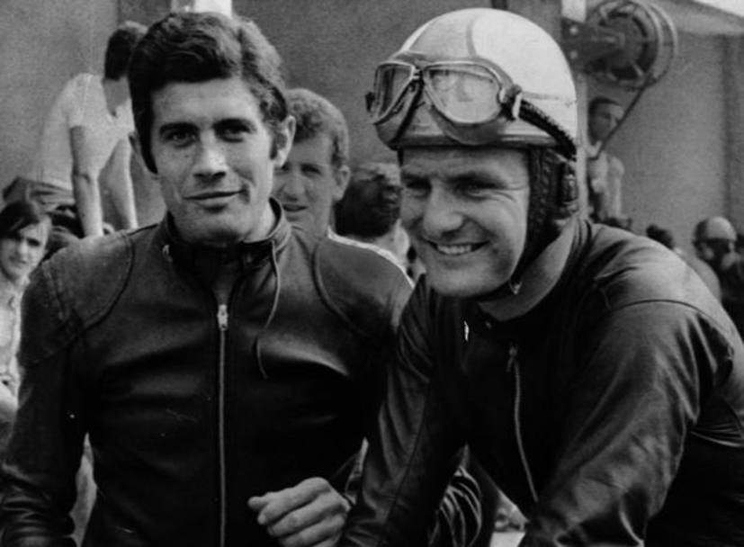 Simoncelli raggiunge tanti grandi piloti, gi iscritti nella Hall of Fame: tra loro Giacomo Agostini (Ita, a sinistra) e Mike Hailwood (GB)